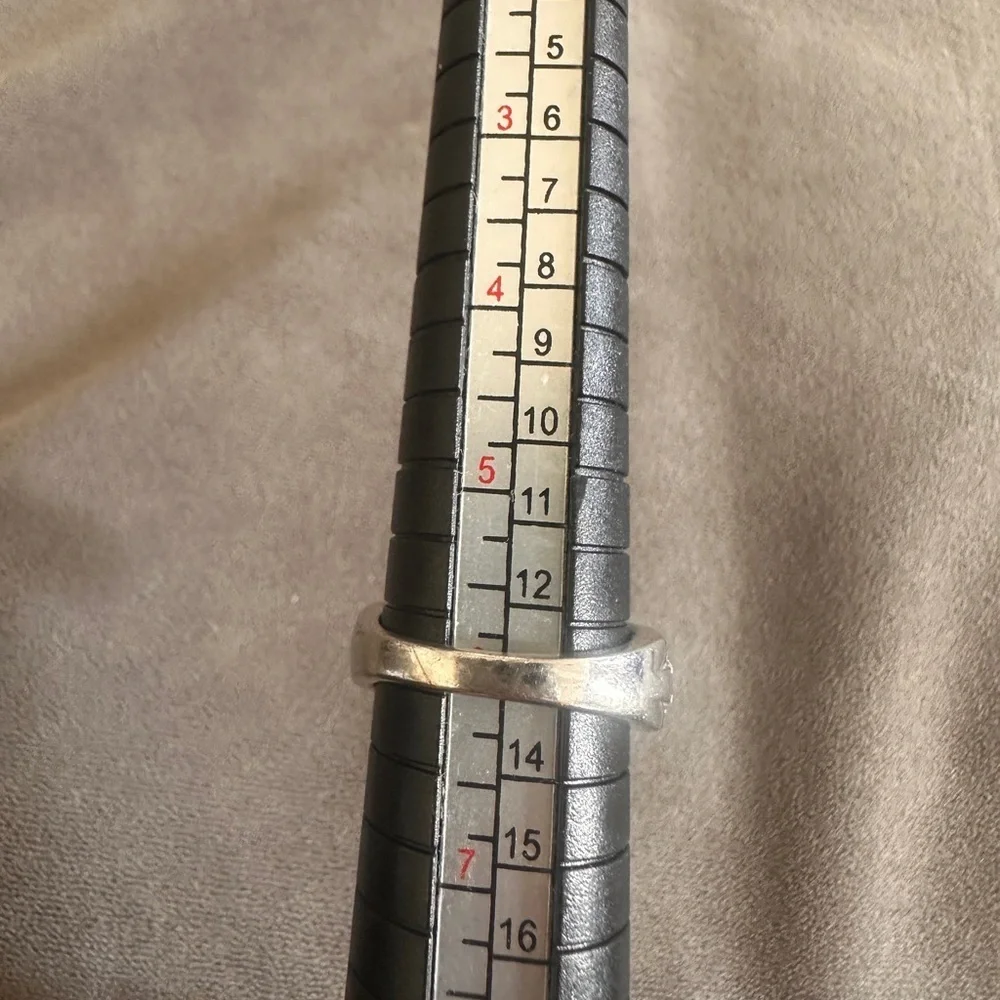 Elegant Silver CZ Woman’s Ring Perfect Travel or Vacation Size 6 Low Setting - Picture 11 of 12